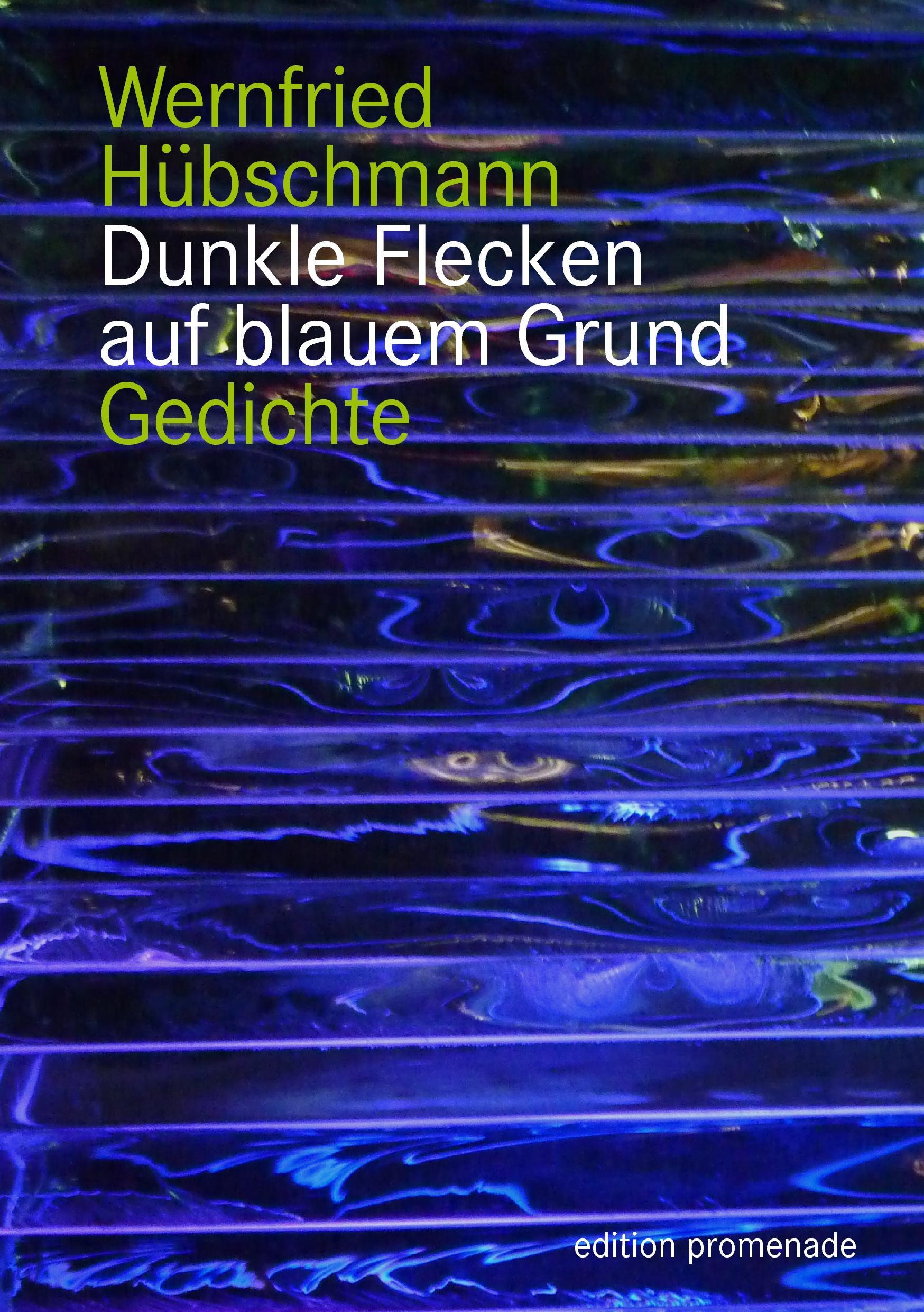 Dunkle Flecken auf blauem Grund