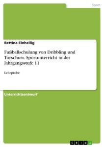 Fußballschulung von Dribbling und Torschuss. Sportunterricht in der Jahrgangsstufe 11