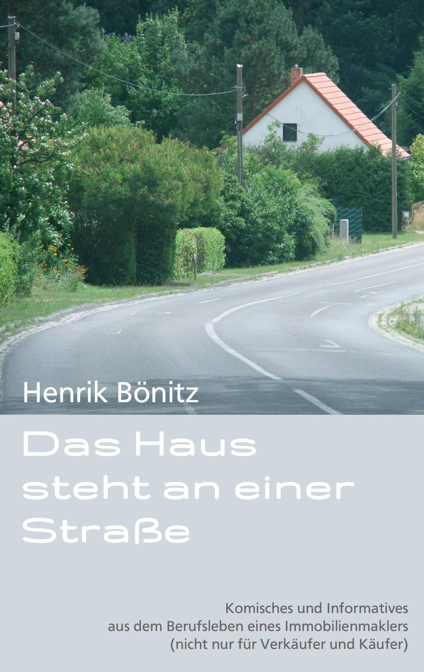 Das Haus steht an einer Straße