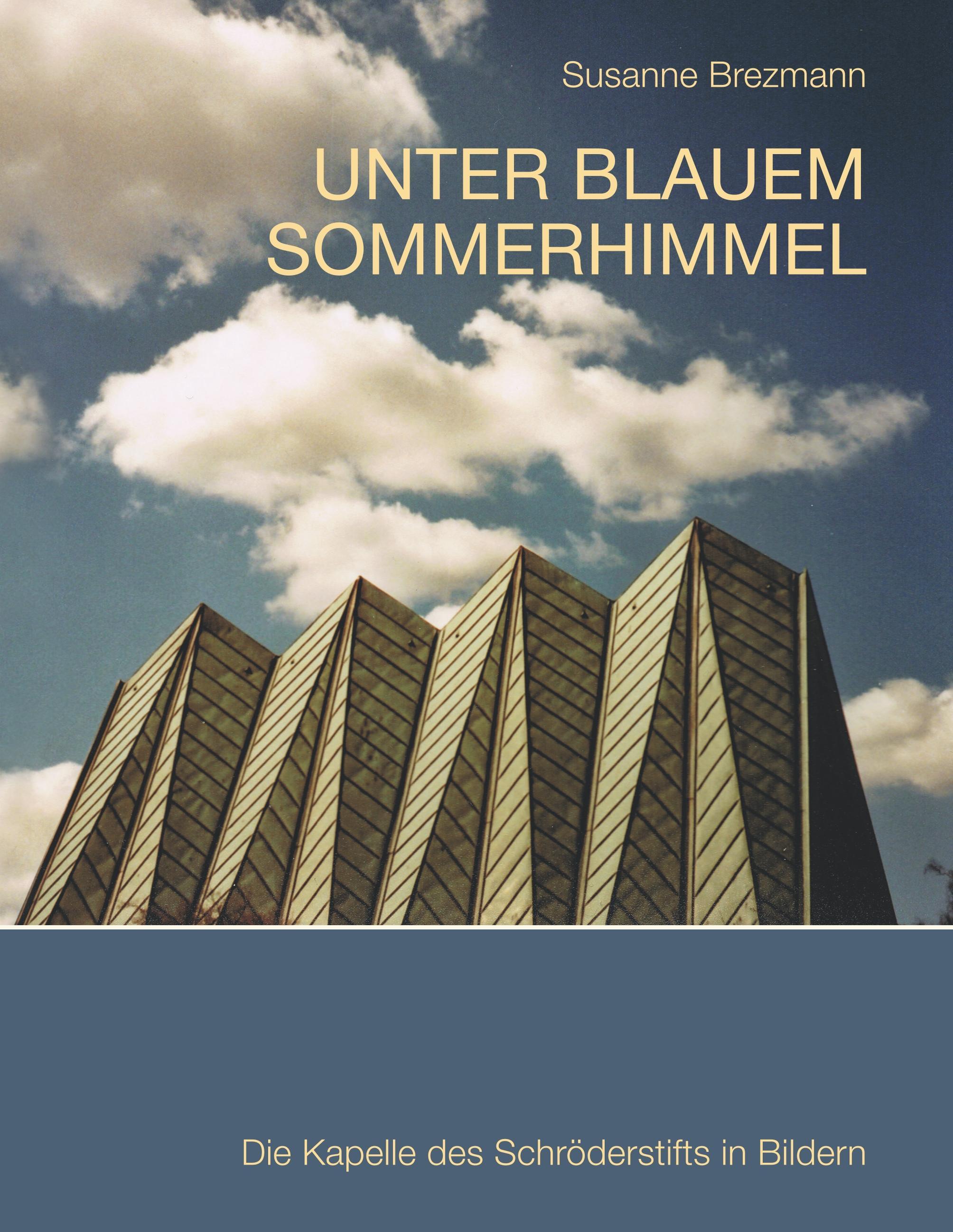 Unter blauem Sommerhimmel