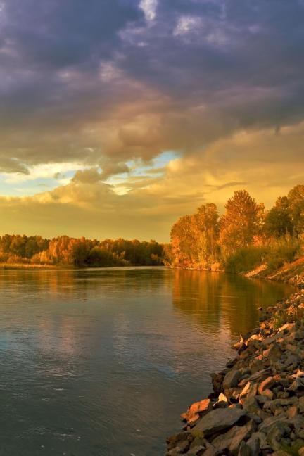 Autumn Sunset: As Days Grow Shorter, the Skies at Sunset Glow with the Most Spectacular Hues, Blooming with Pinks, Reds and Oranges.