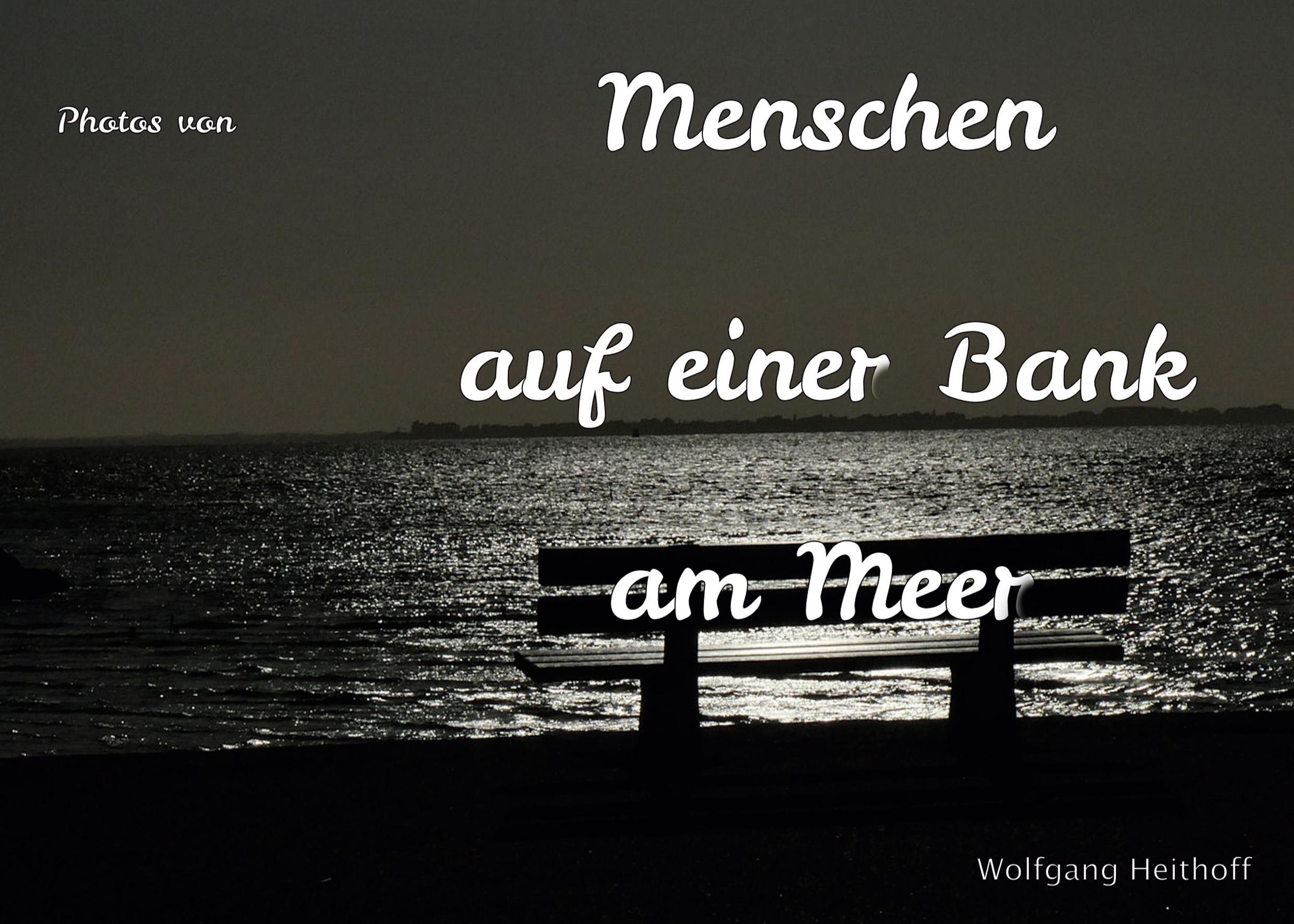 Menschen auf einer Bank am Meer