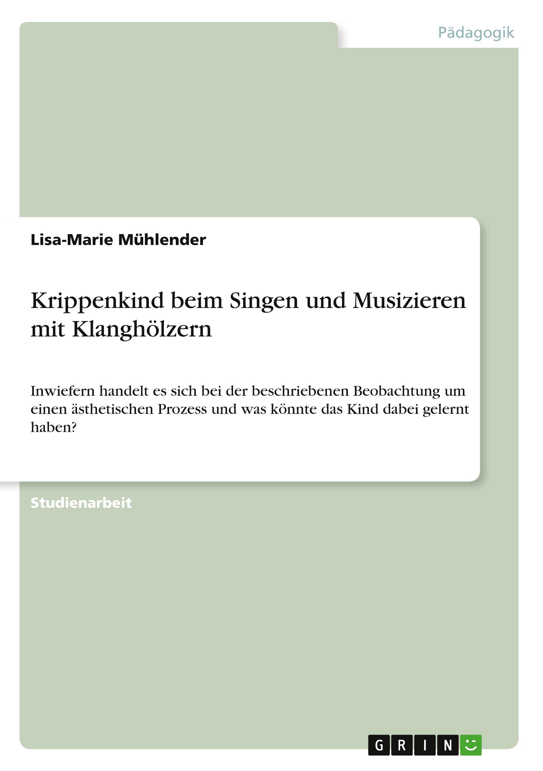 Krippenkind beim Singen und Musizieren mit Klanghölzern