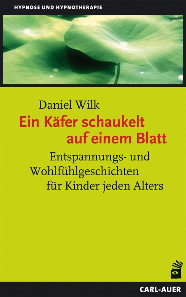 Ein Käfer schaukelt auf einem Blatt