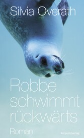 Robbe schwimmt rückwärts